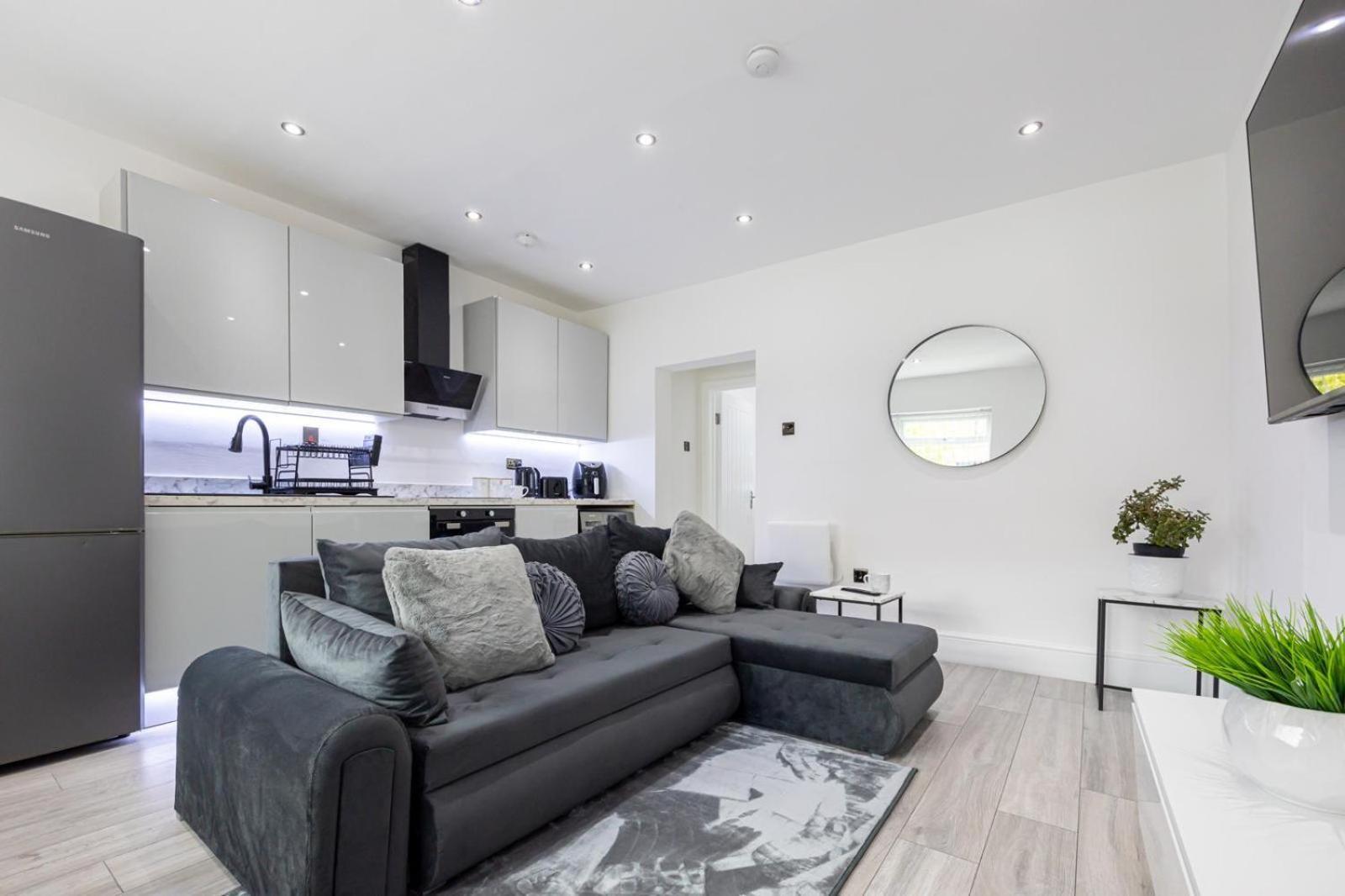 Westpoint Luxury Apartment Манчестър Стая снимка